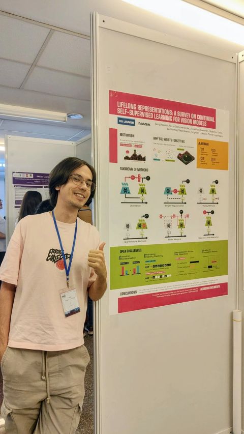 Sergi Masip in CoLLAs presenting the poster of Lifelong Representations.